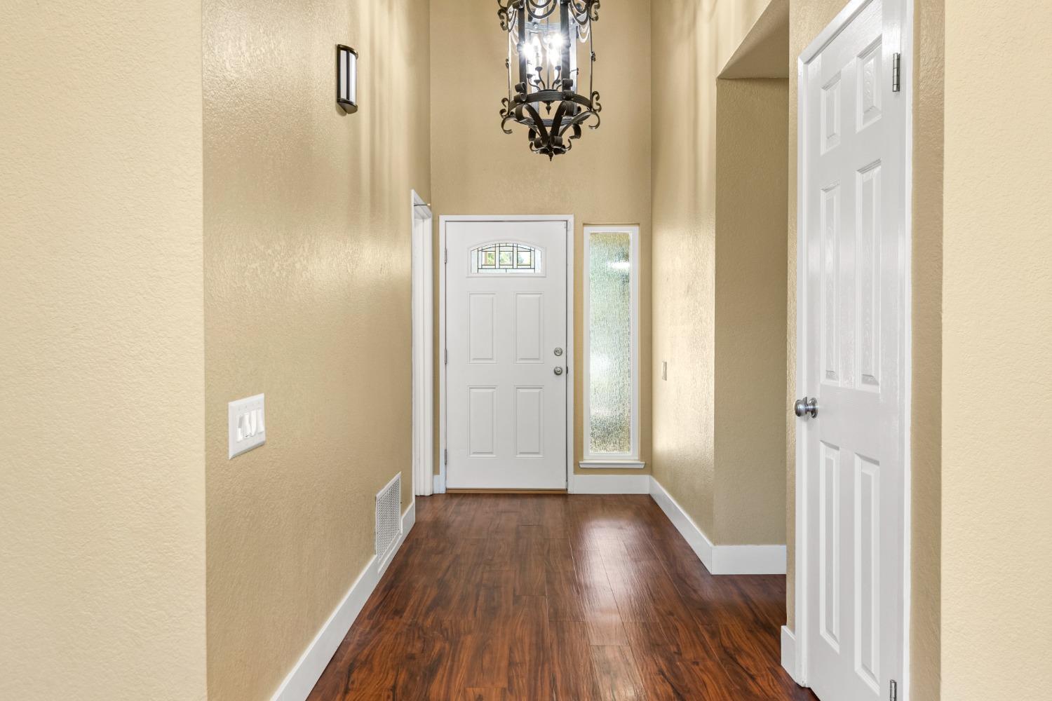 Detail Gallery Image 7 of 32 For 3128 Mill Oak Way, Sacramento,  CA 95833 - 3 Beds | 2 Baths
