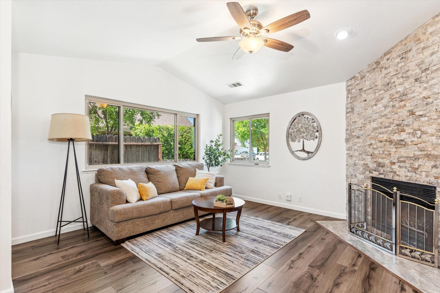 Detail Gallery Image 4 of 25 For 7215 La Luna Ct, Citrus Heights,  CA 95621 - 2 Beds | 2 Baths