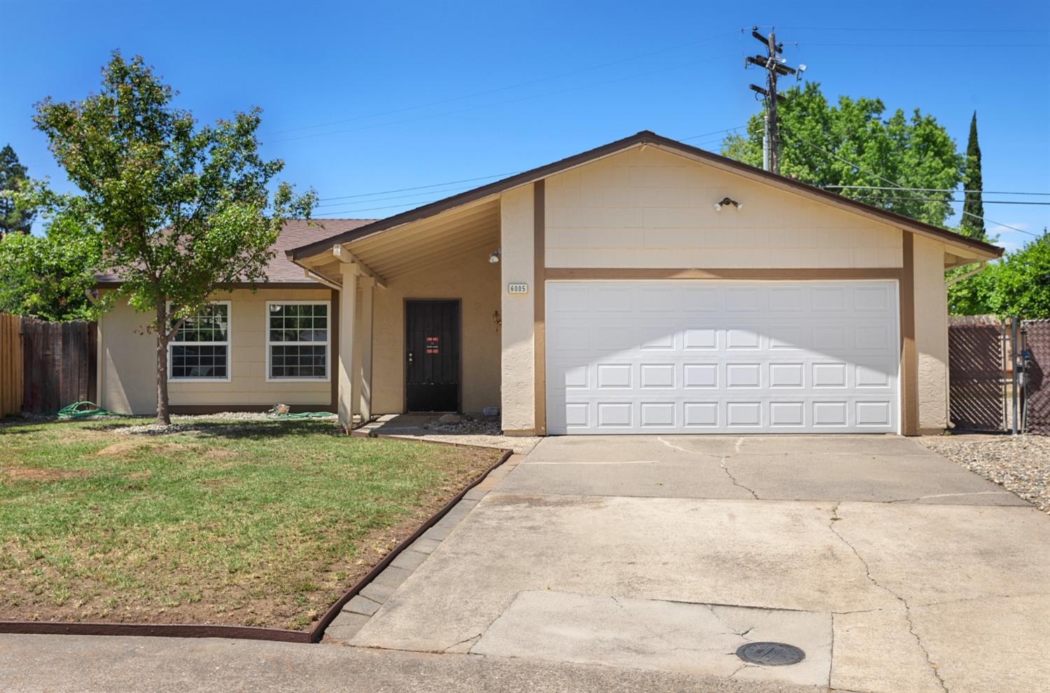 Detail Gallery Image 1 of 23 For 6005 Len Ct, Citrus Heights,  CA 95621 - 3 Beds | 2 Baths