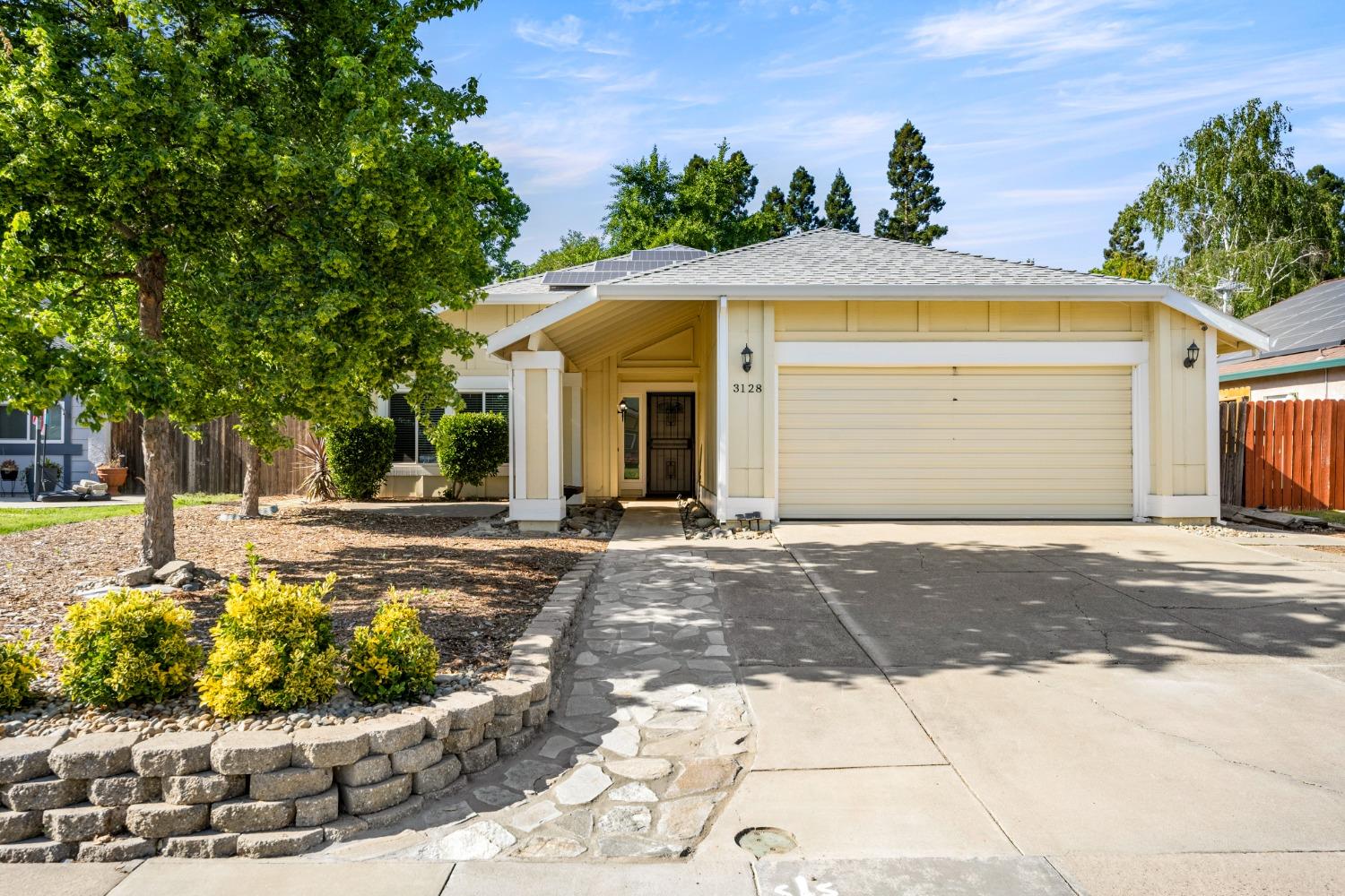 Detail Gallery Image 2 of 32 For 3128 Mill Oak Way, Sacramento,  CA 95833 - 3 Beds | 2 Baths