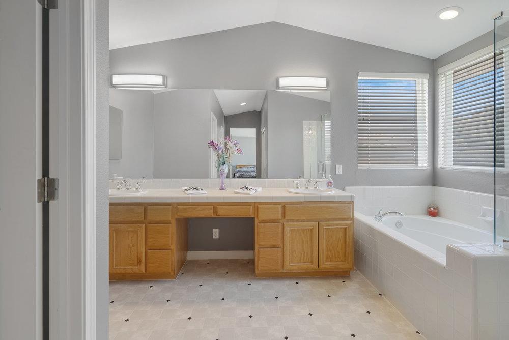 Detail Gallery Image 32 of 44 For 921 Hillock Ct, Hollister,  CA 95023 - 4 Beds | 2/1 Baths