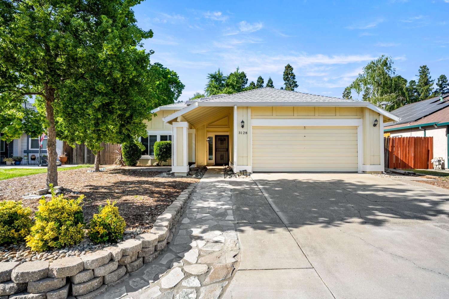 Detail Gallery Image 1 of 32 For 3128 Mill Oak Way, Sacramento,  CA 95833 - 3 Beds | 2 Baths