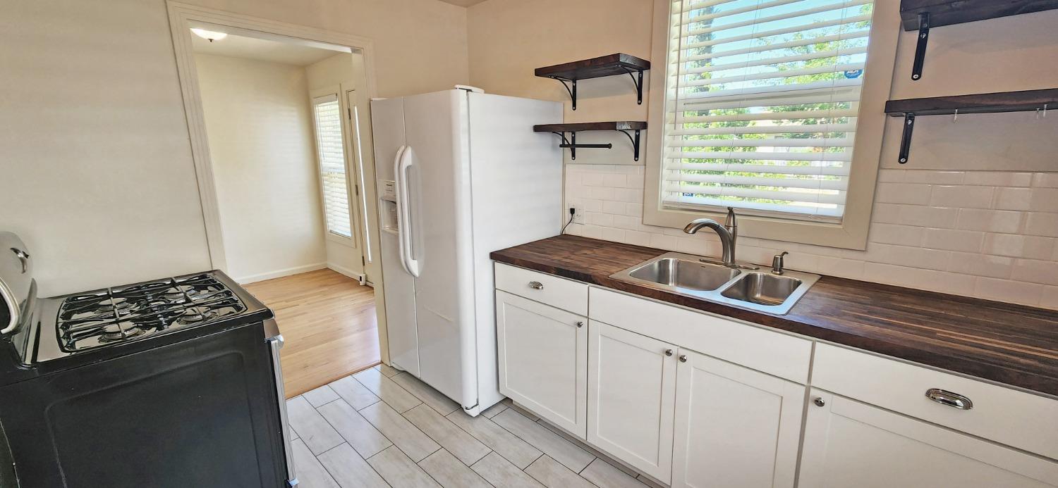 Detail Gallery Image 5 of 11 For 1012 Jefferson Blvd, West Sacramento,  CA 95691 - 2 Beds | 1 Baths