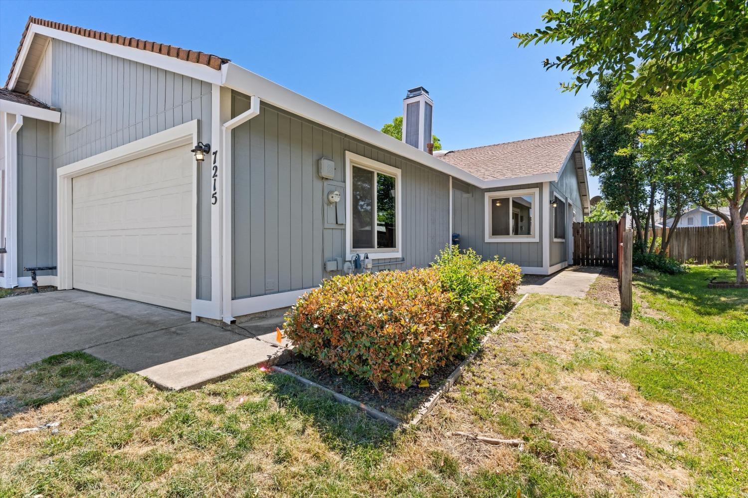 Detail Gallery Image 2 of 25 For 7215 La Luna Ct, Citrus Heights,  CA 95621 - 2 Beds | 2 Baths