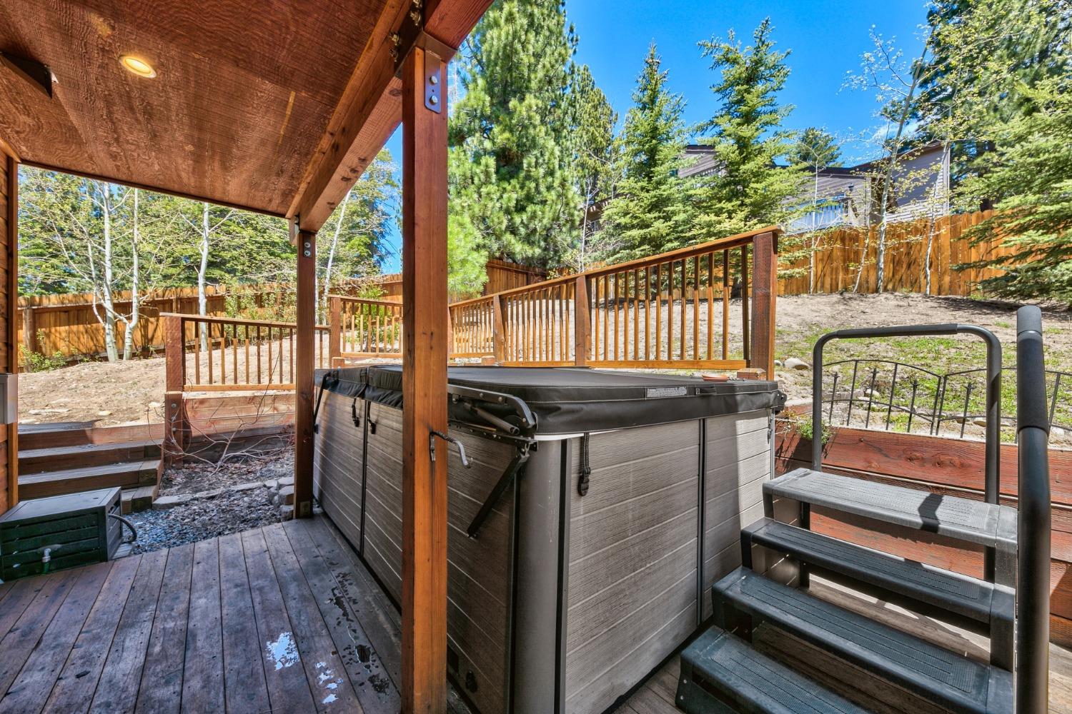 Detail Gallery Image 4 of 38 For 2346 Wagon Train Trl, South Lake Tahoe,  CA 96150 - 4 Beds | 3 Baths