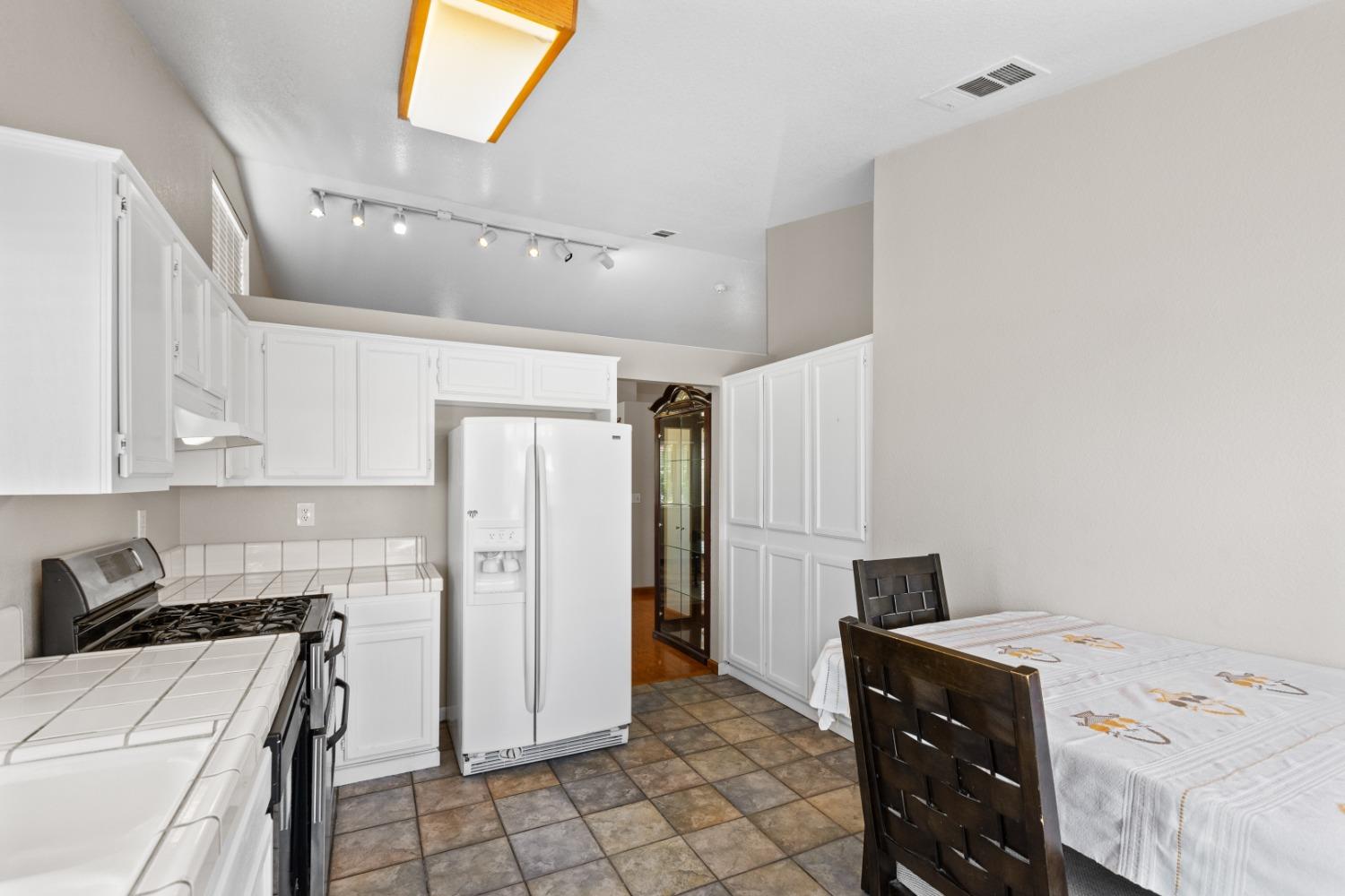 Detail Gallery Image 14 of 43 For 8735 Clear Star Ct, Elk Grove,  CA 95758 - 3 Beds | 2 Baths