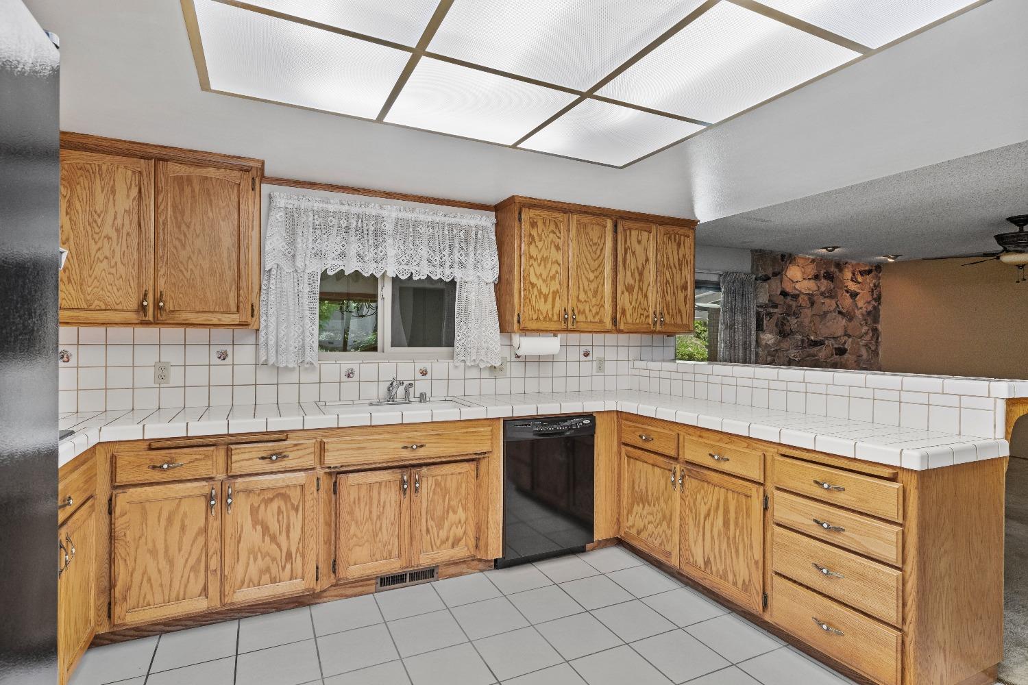 Detail Gallery Image 11 of 39 For 7601 Woodland Ln, Fair Oaks,  CA 95628 - 4 Beds | 2/1 Baths