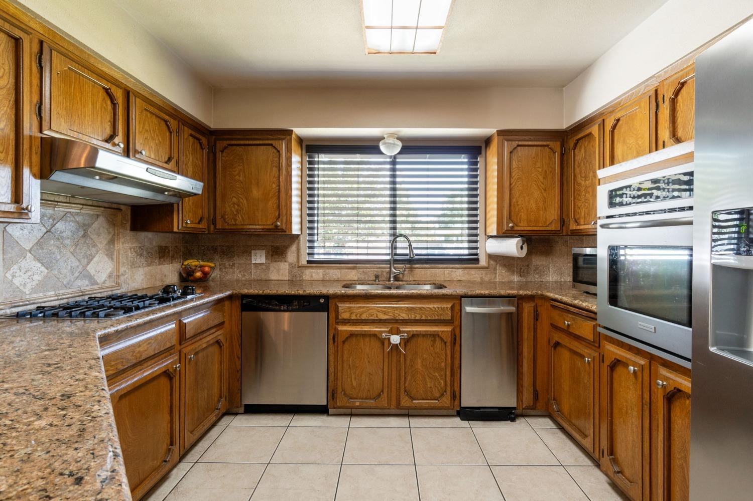 Detail Gallery Image 9 of 27 For 2132 Beverly Ave, Clovis,  CA 93611 - 3 Beds | 2 Baths