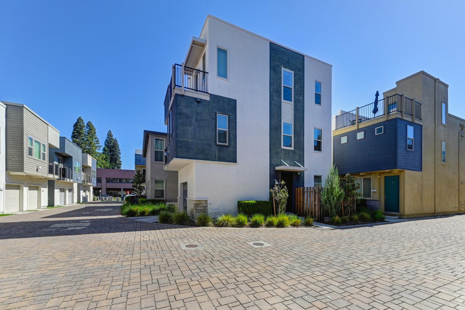Detail Gallery Image 1 of 33 For 332 1st Ave, Sacramento,  CA 95818 - 2 Beds | 2/1 Baths