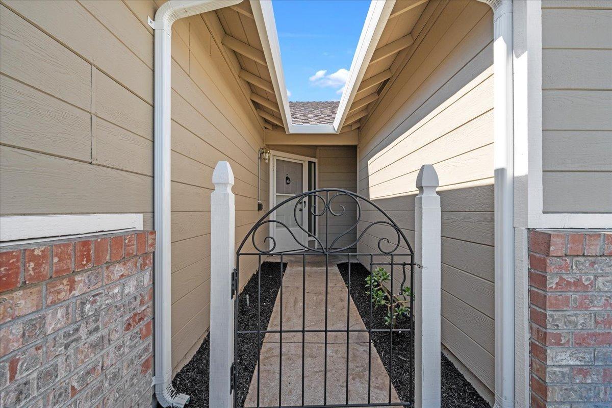 Detail Gallery Image 5 of 34 For 707 E Century Pl, Lodi,  CA 95240 - 3 Beds | 2 Baths