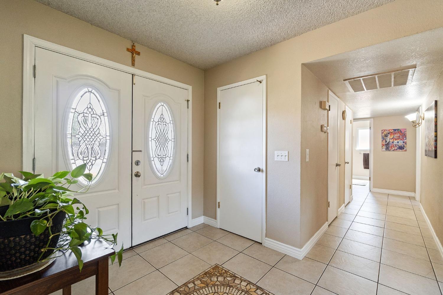 Detail Gallery Image 6 of 27 For 2132 Beverly Ave, Clovis,  CA 93611 - 3 Beds | 2 Baths