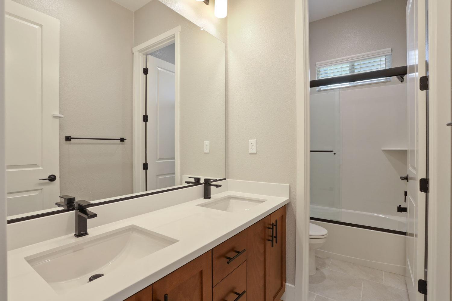 Detail Gallery Image 13 of 65 For 3224 Mulholland Dr, Lathrop,  CA 95330 - 3 Beds | 2/1 Baths