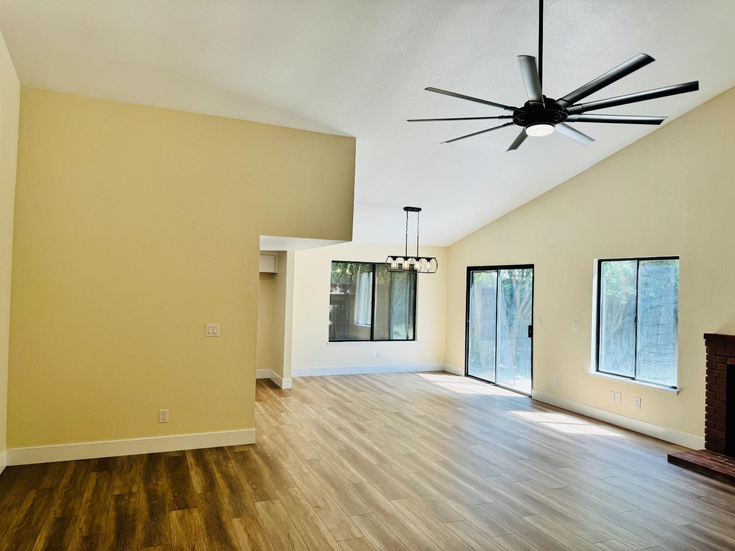 Detail Gallery Image 4 of 15 For 3304 N Sonora Ave, Fresno,  CA 93722 - 3 Beds | 2 Baths