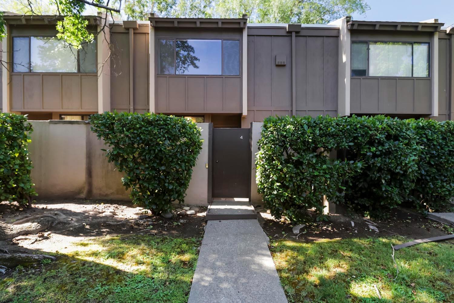 Detail Gallery Image 2 of 34 For 701 Woodside Ln #4,  Sacramento,  CA 95825 - 2 Beds | 1/1 Baths