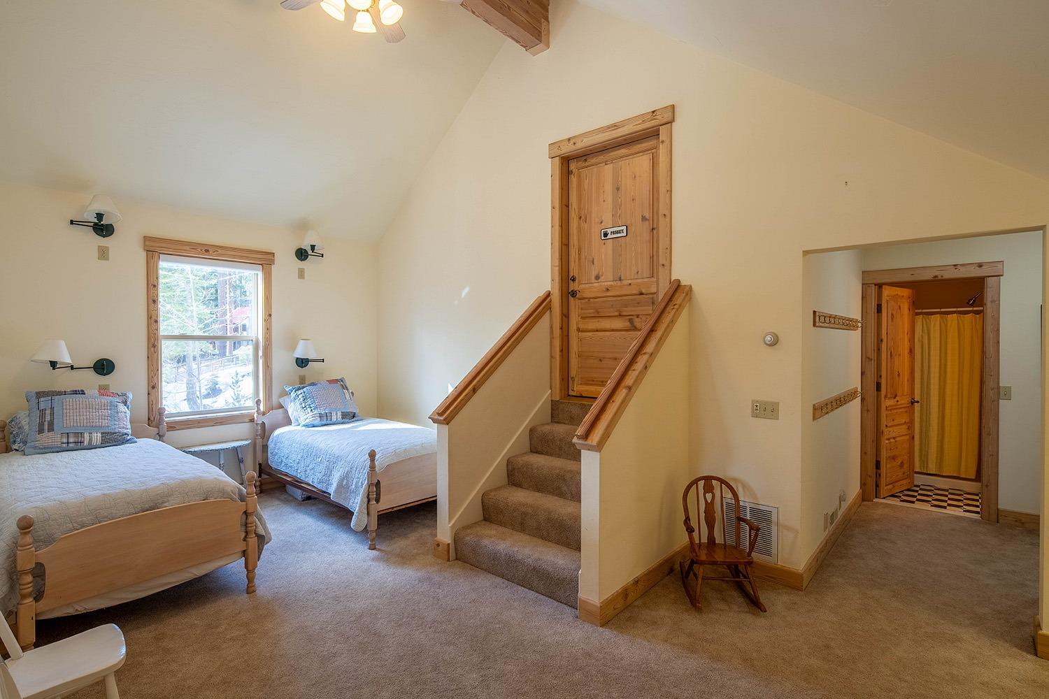 Detail Gallery Image 20 of 31 For 15404 Donner Pass Rd, Truckee,  CA 96161 - 5 Beds | 4/1 Baths