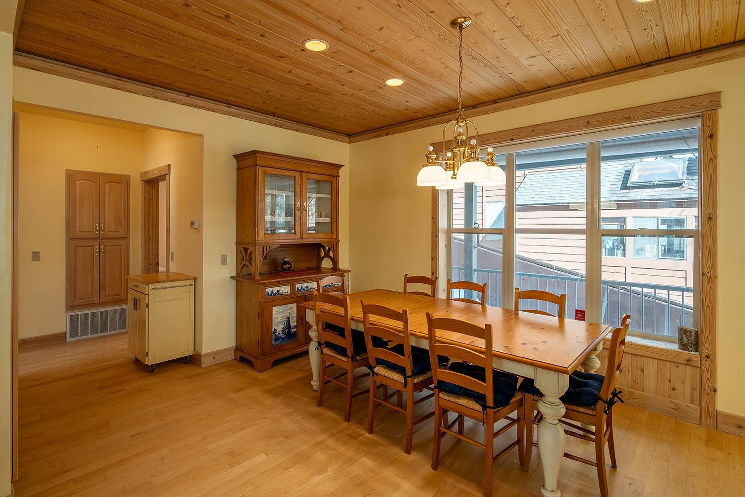 Detail Gallery Image 13 of 31 For 15404 Donner Pass Rd, Truckee,  CA 96161 - 5 Beds | 4/1 Baths