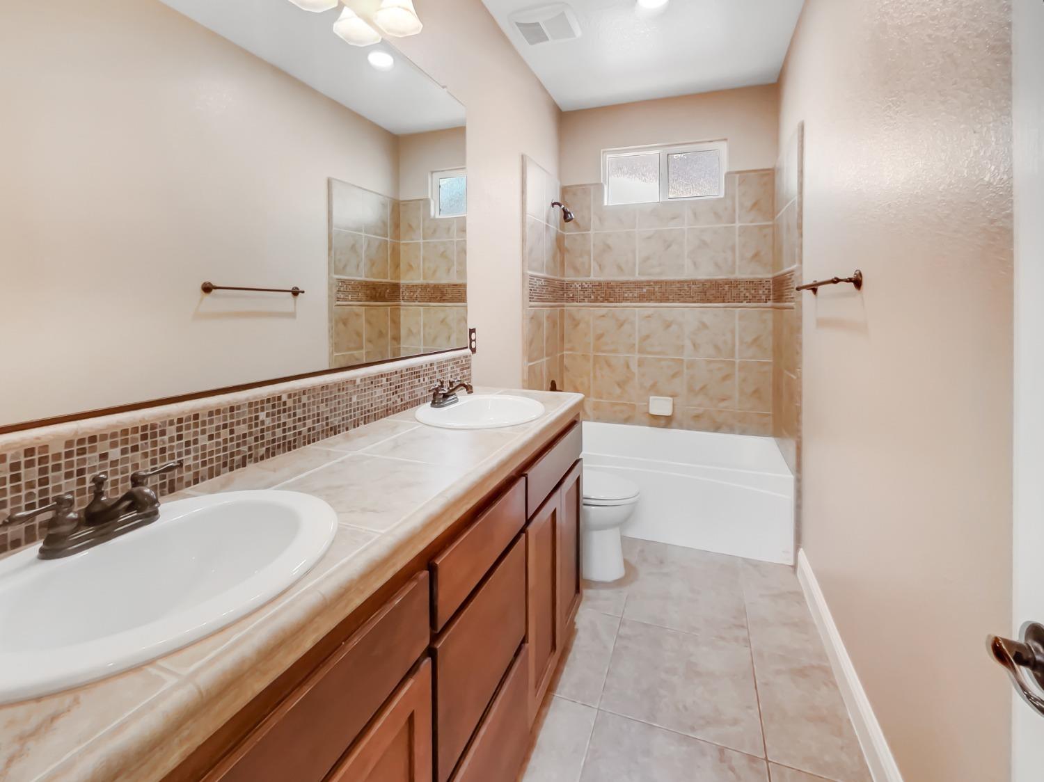 Detail Gallery Image 9 of 27 For 2216 Portsmouth Dr, Yuba City,  CA 95991 - 4 Beds | 2/1 Baths