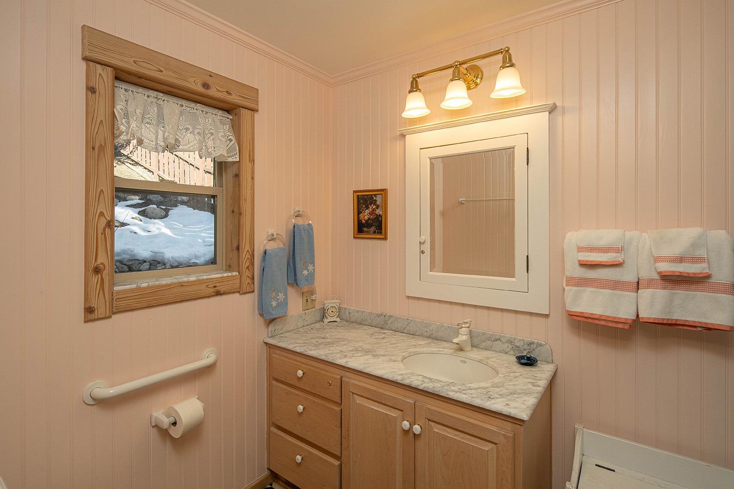 Detail Gallery Image 14 of 31 For 15404 Donner Pass Rd, Truckee,  CA 96161 - 5 Beds | 4/1 Baths