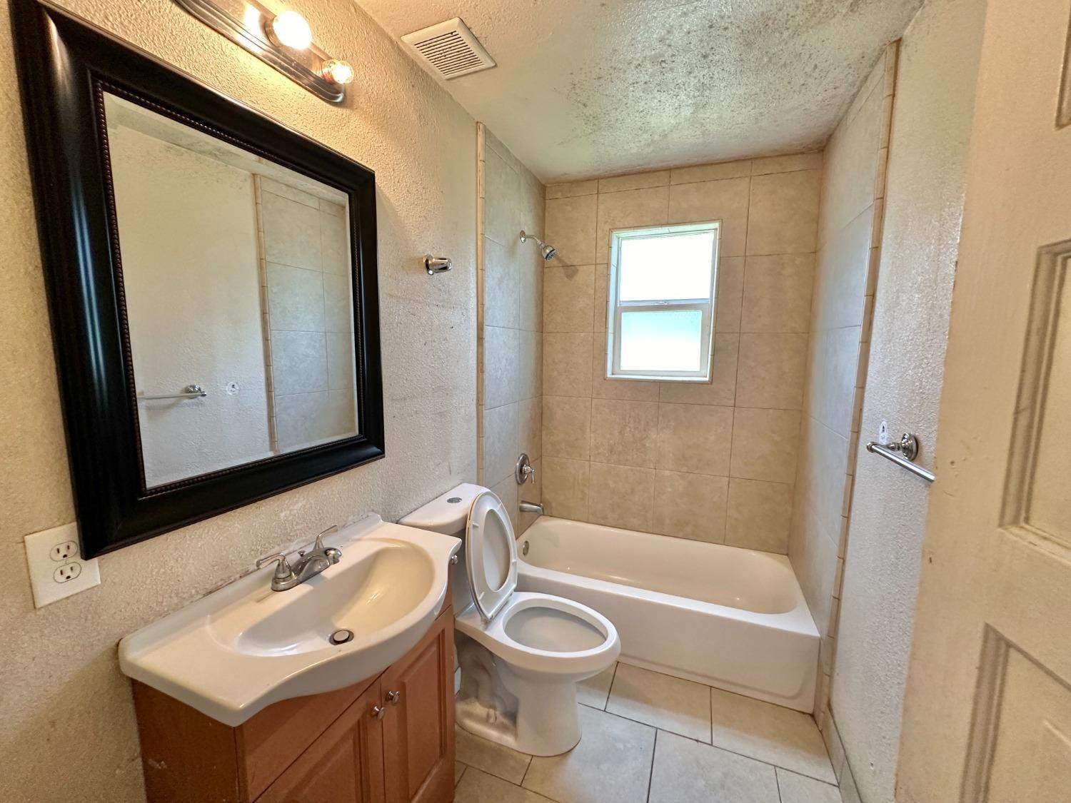 Detail Gallery Image 11 of 13 For 2242 S Holly Ave, Fresno,  CA 93706 - 2 Beds | 1 Baths