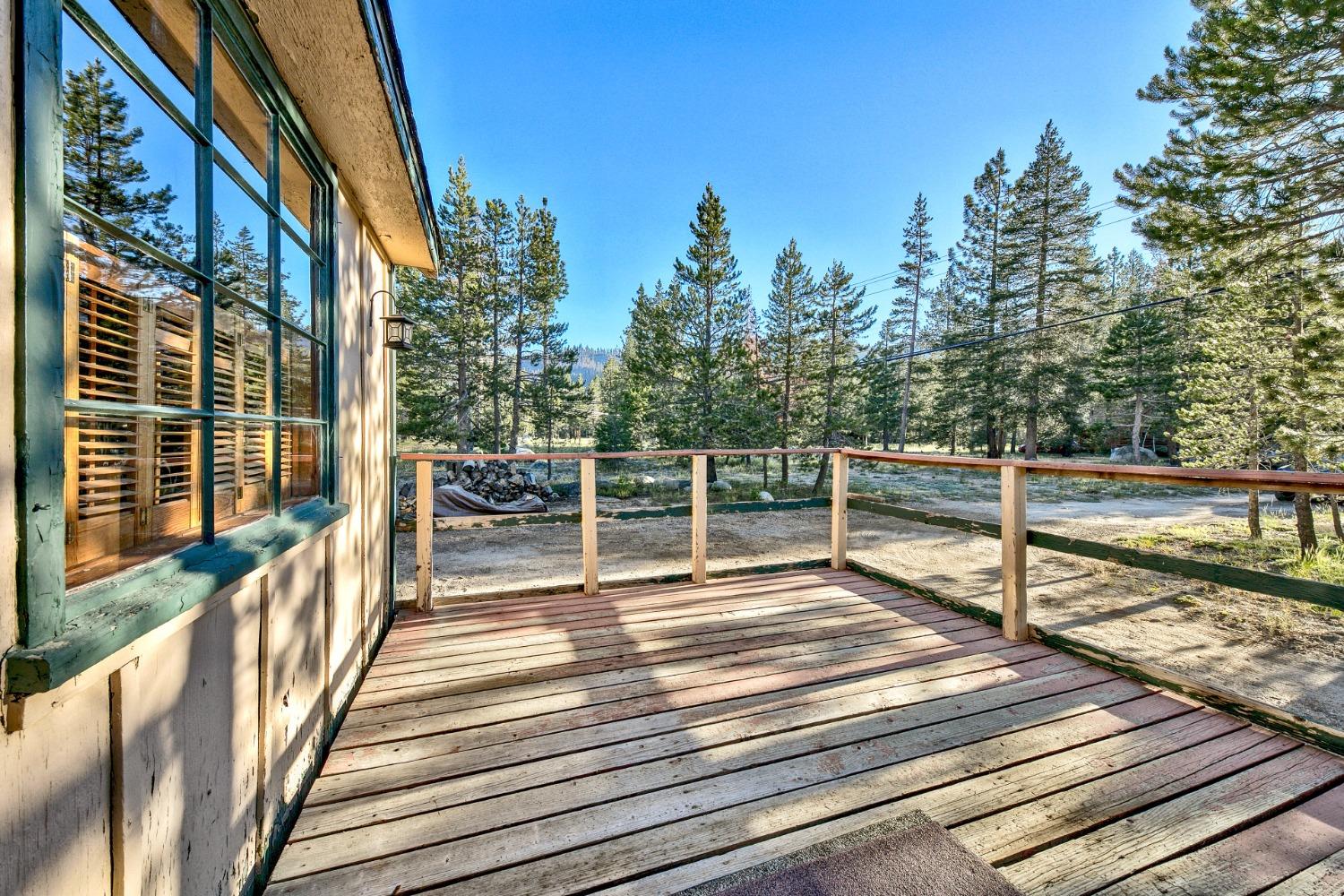 Detail Gallery Image 8 of 27 For 2211 Rainbow Rd, South Lake Tahoe,  CA 96150 - 3 Beds | 1 Baths