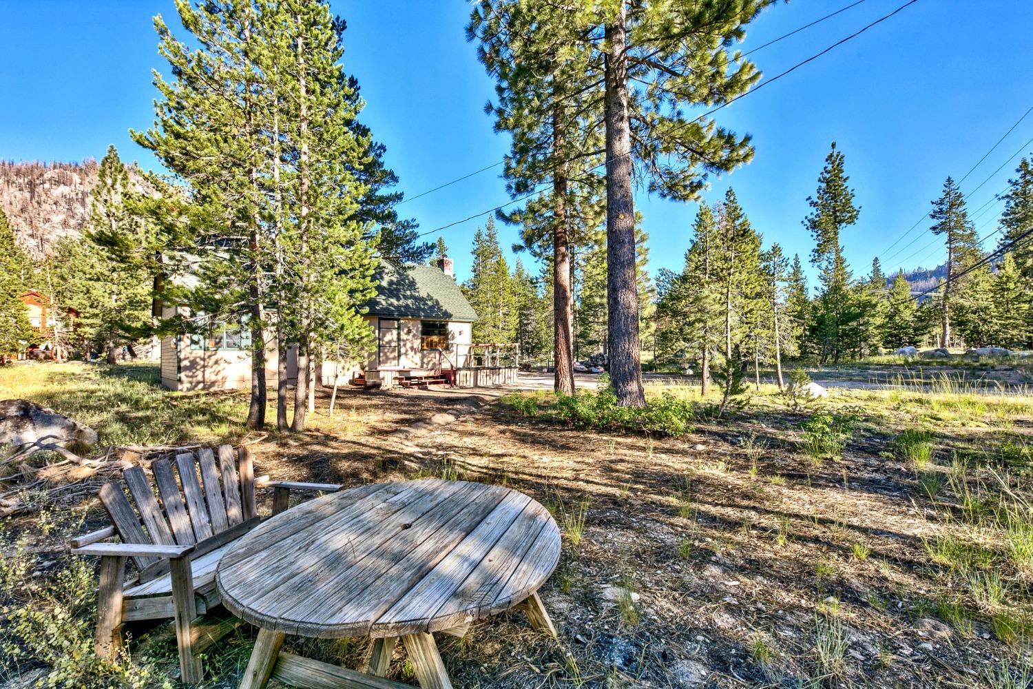 Detail Gallery Image 2 of 27 For 2211 Rainbow Rd, South Lake Tahoe,  CA 96150 - 3 Beds | 1 Baths