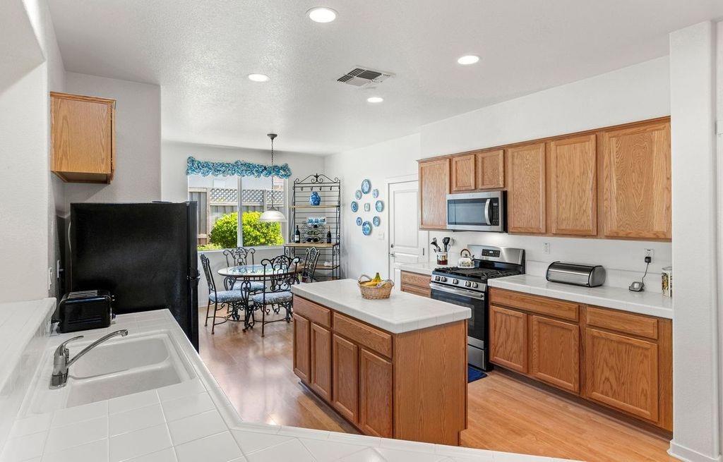 Detail Gallery Image 9 of 38 For 2940 Black Hawk Ln, Lincoln,  CA 95648 - 2 Beds | 2 Baths