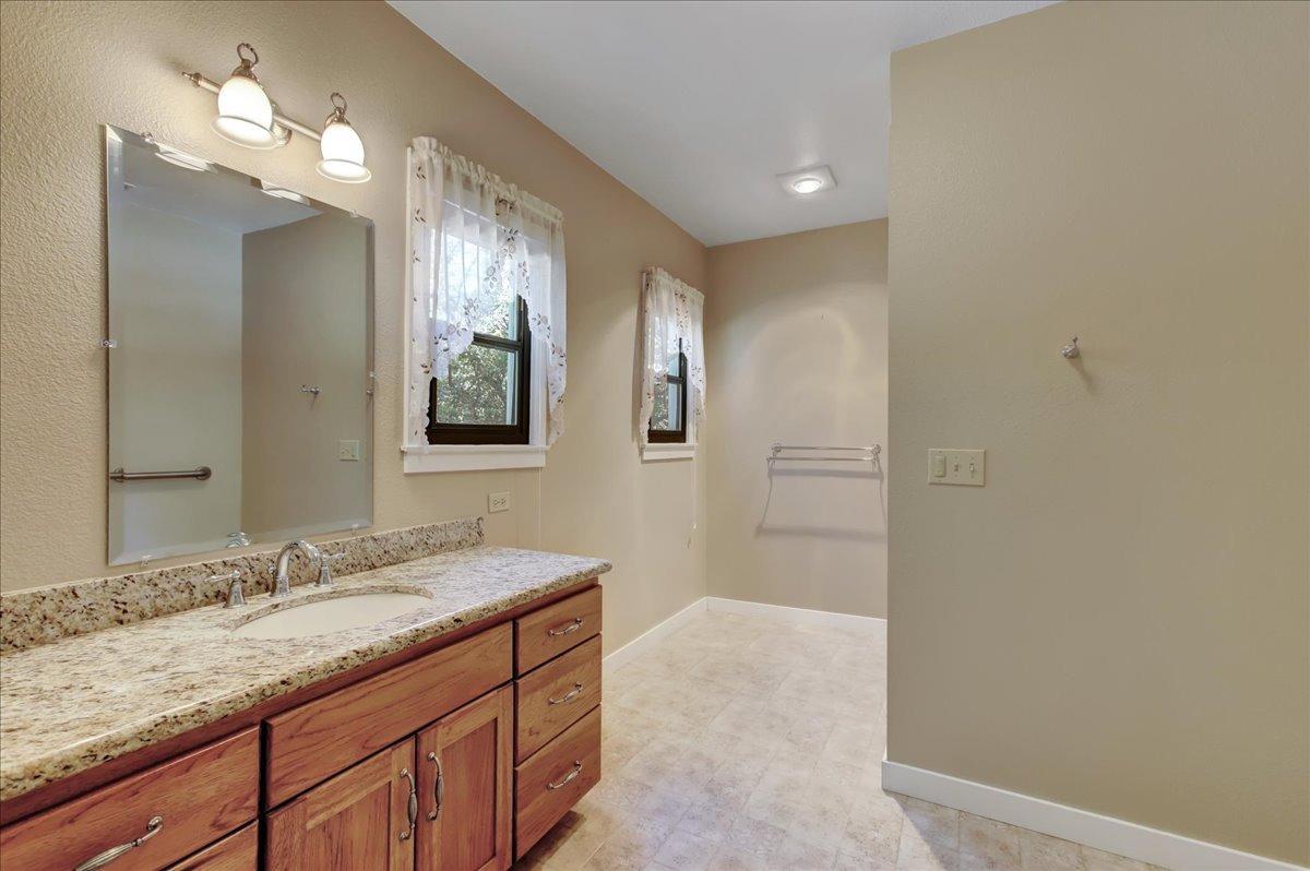 Detail Gallery Image 16 of 45 For 10334 Pleasant Valley Rd, Penn Valley,  CA 95946 - 3 Beds | 2/1 Baths