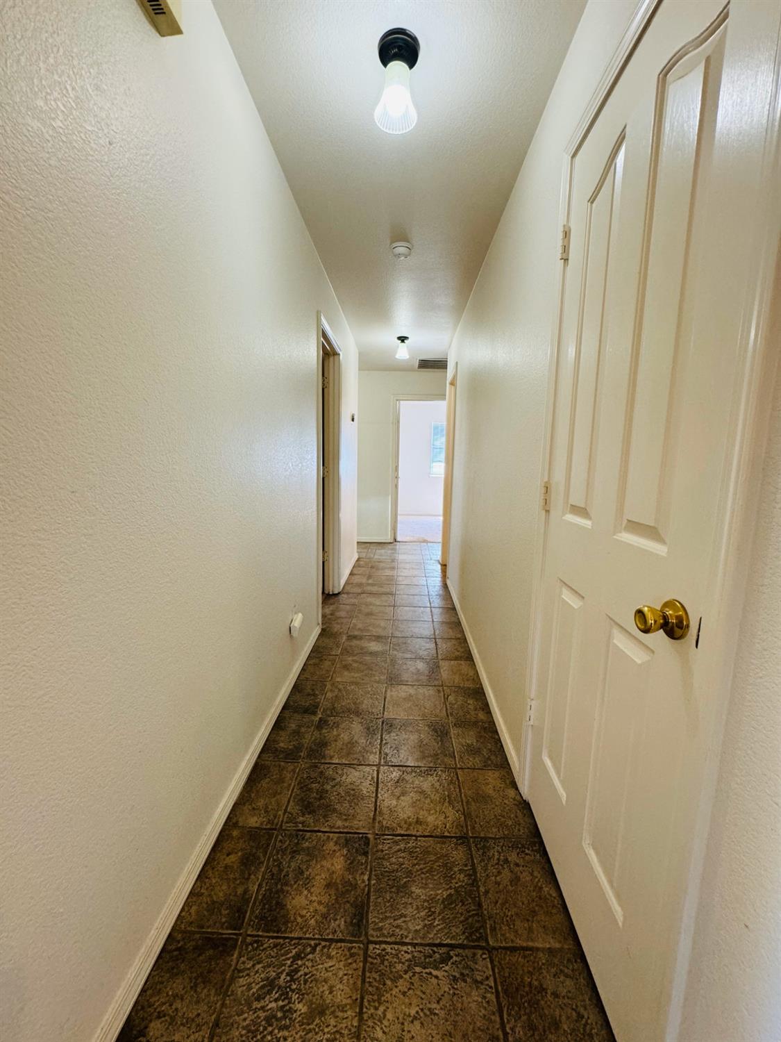 Detail Gallery Image 5 of 21 For 11556 La Costa Ct, Redding,  CA 96003 - 5 Beds | 2 Baths