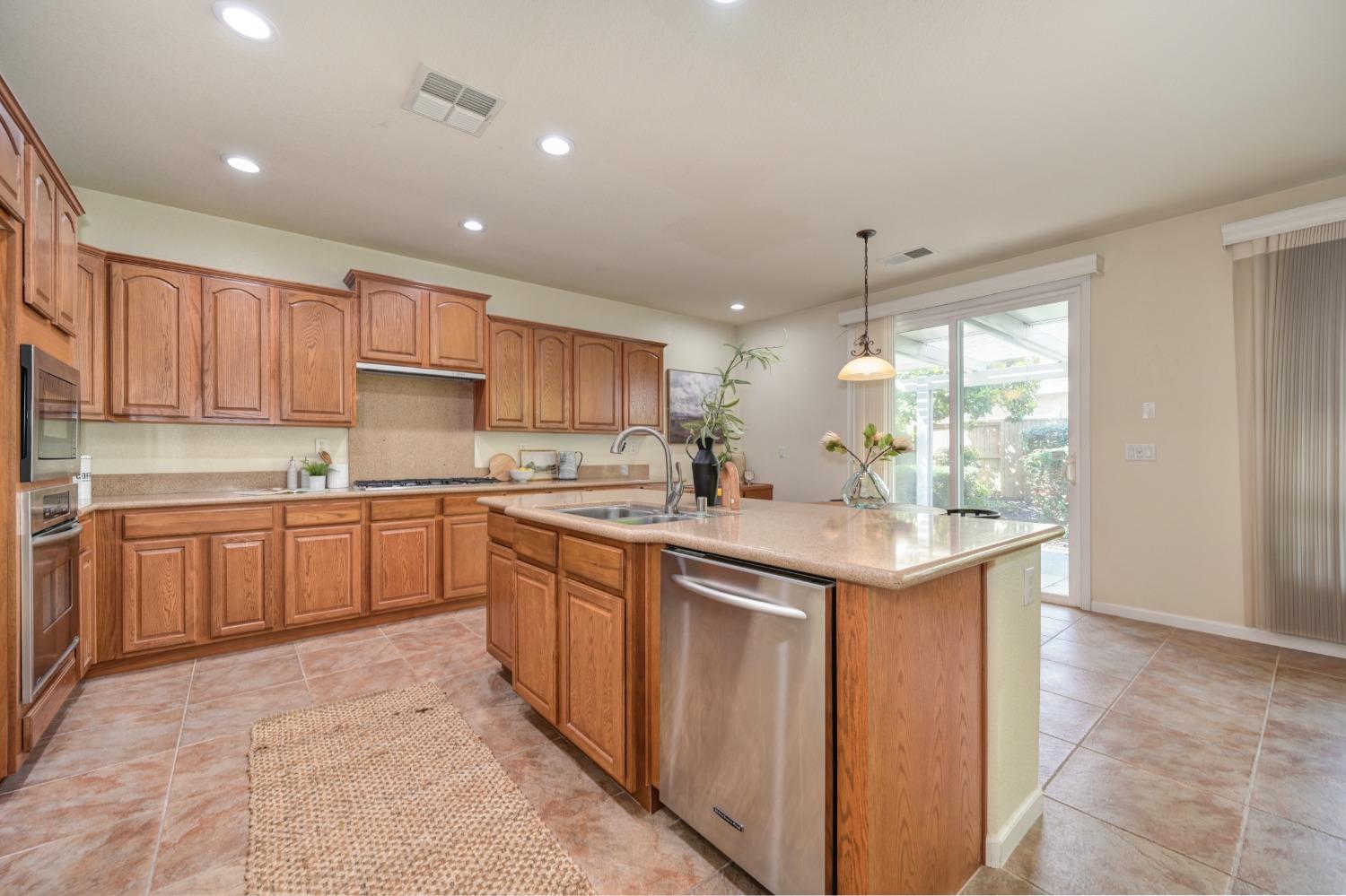 Detail Gallery Image 16 of 38 For 1222 Davmore Ln, Lincoln,  CA 95648 - 4 Beds | 3/1 Baths