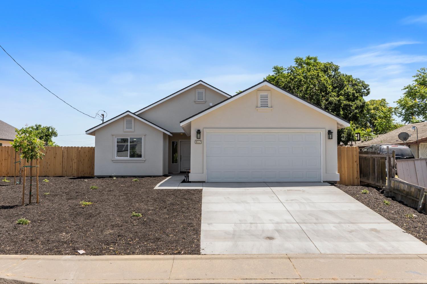 Detail Gallery Image 2 of 17 For 608 Empire Ave, Modesto,  CA 95354 - 4 Beds | 2 Baths