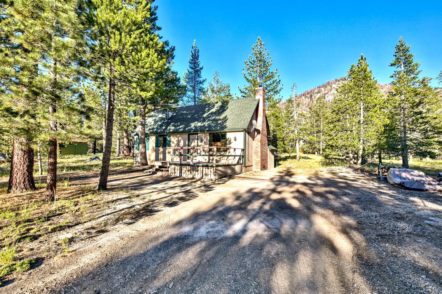 Detail Gallery Image 1 of 27 For 2211 Rainbow Rd, South Lake Tahoe,  CA 96150 - 3 Beds | 1 Baths