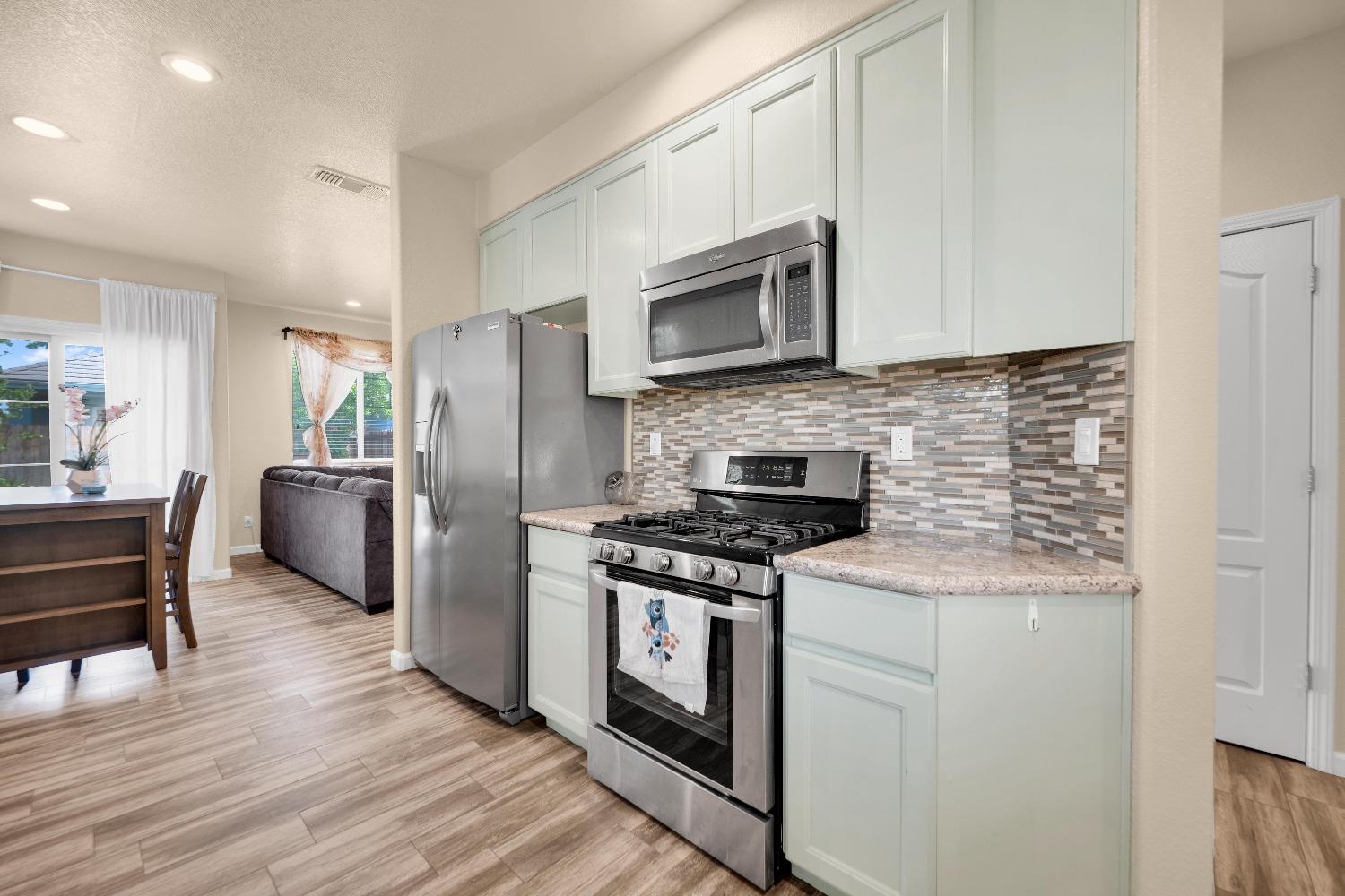 Detail Gallery Image 15 of 42 For 3355 Seymour Ct, West Sacramento,  CA 95691 - 3 Beds | 2/1 Baths