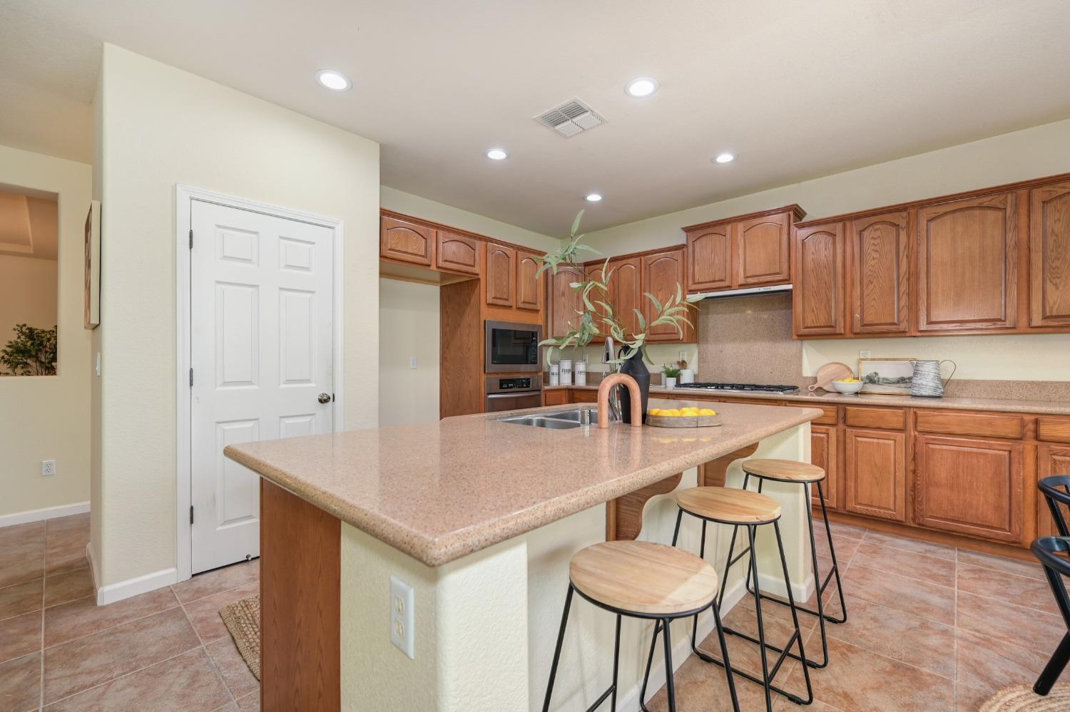 Detail Gallery Image 15 of 38 For 1222 Davmore Ln, Lincoln,  CA 95648 - 4 Beds | 3/1 Baths