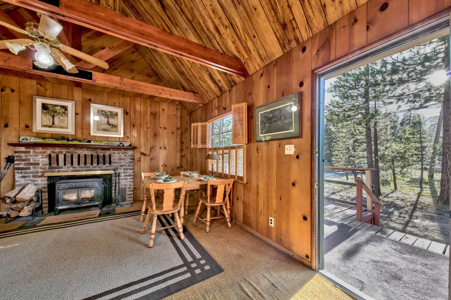 Detail Gallery Image 9 of 27 For 2211 Rainbow Rd, South Lake Tahoe,  CA 96150 - 3 Beds | 1 Baths