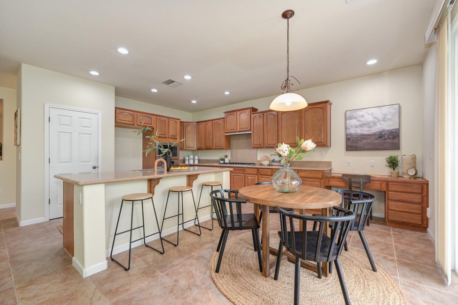 Detail Gallery Image 13 of 38 For 1222 Davmore Ln, Lincoln,  CA 95648 - 4 Beds | 3/1 Baths