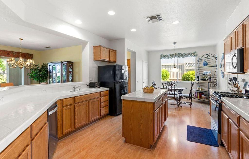 Detail Gallery Image 10 of 38 For 2940 Black Hawk Ln, Lincoln,  CA 95648 - 2 Beds | 2 Baths
