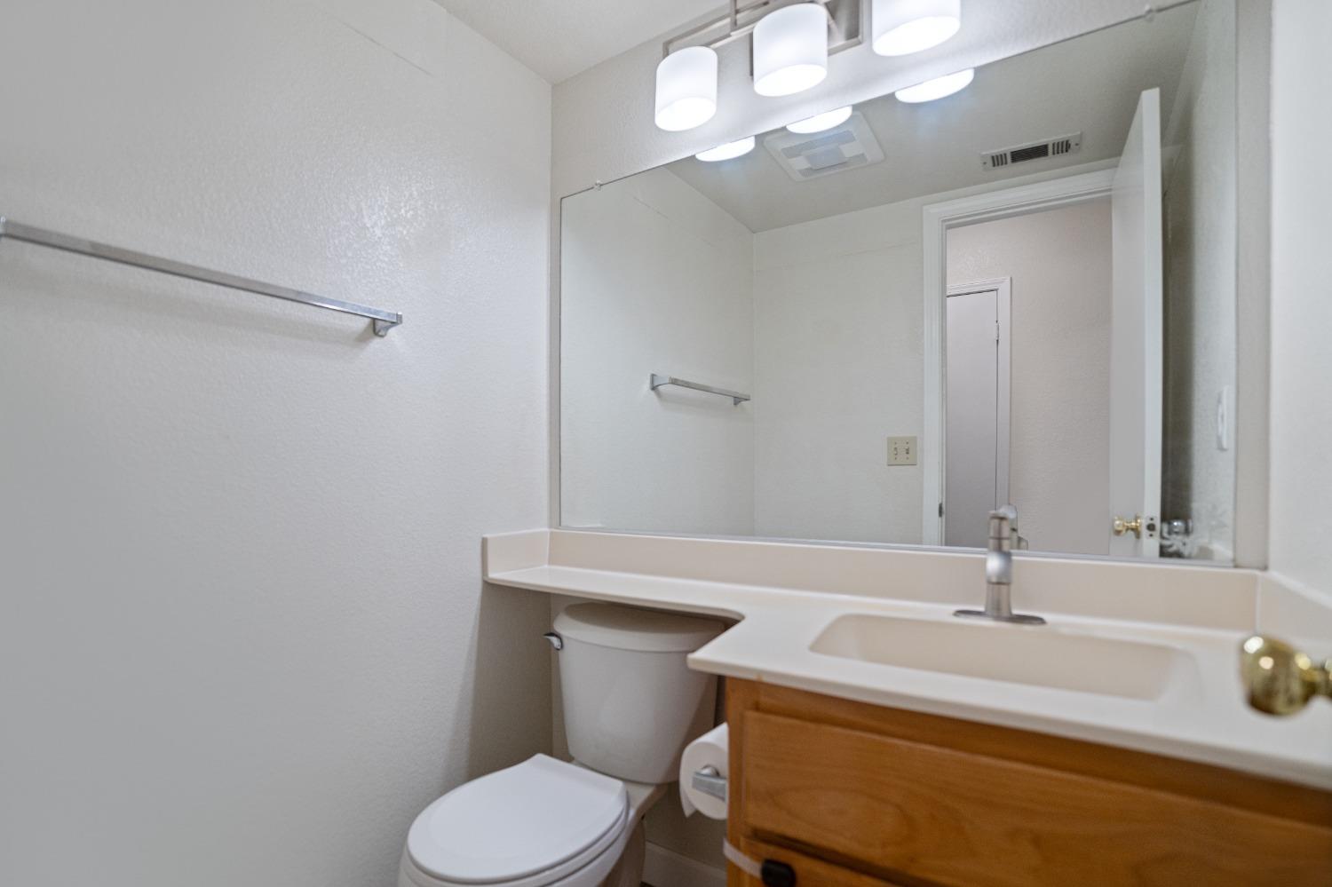 Detail Gallery Image 9 of 35 For 6753 Koster Way, Elk Grove,  CA 95758 - 3 Beds | 2/1 Baths