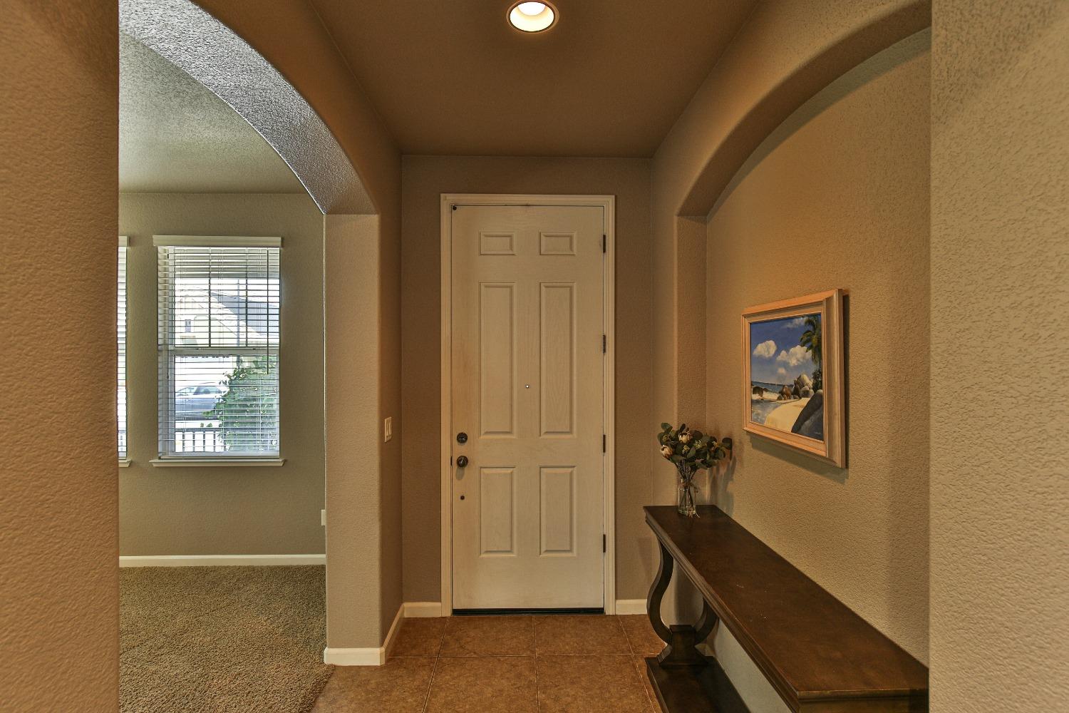 Detail Gallery Image 4 of 25 For 1181 Rothwell Ln, Roseville,  CA 95747 - 4 Beds | 3 Baths