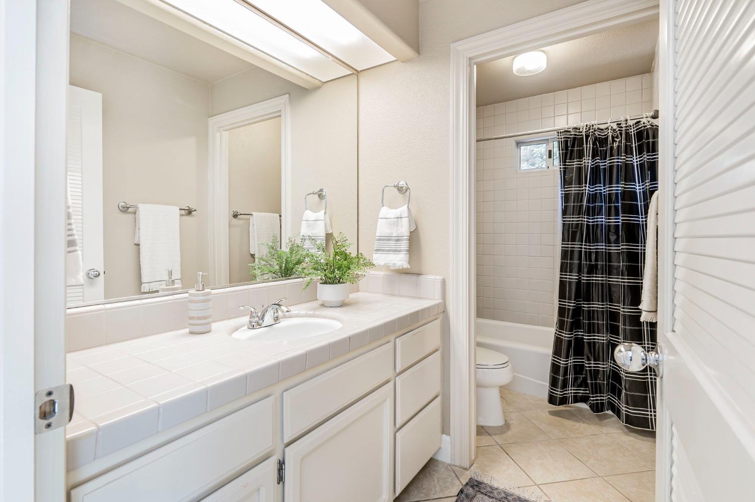 Detail Gallery Image 31 of 39 For 1513 Rialto Ln, Davis,  CA 95618 - 3 Beds | 2/1 Baths