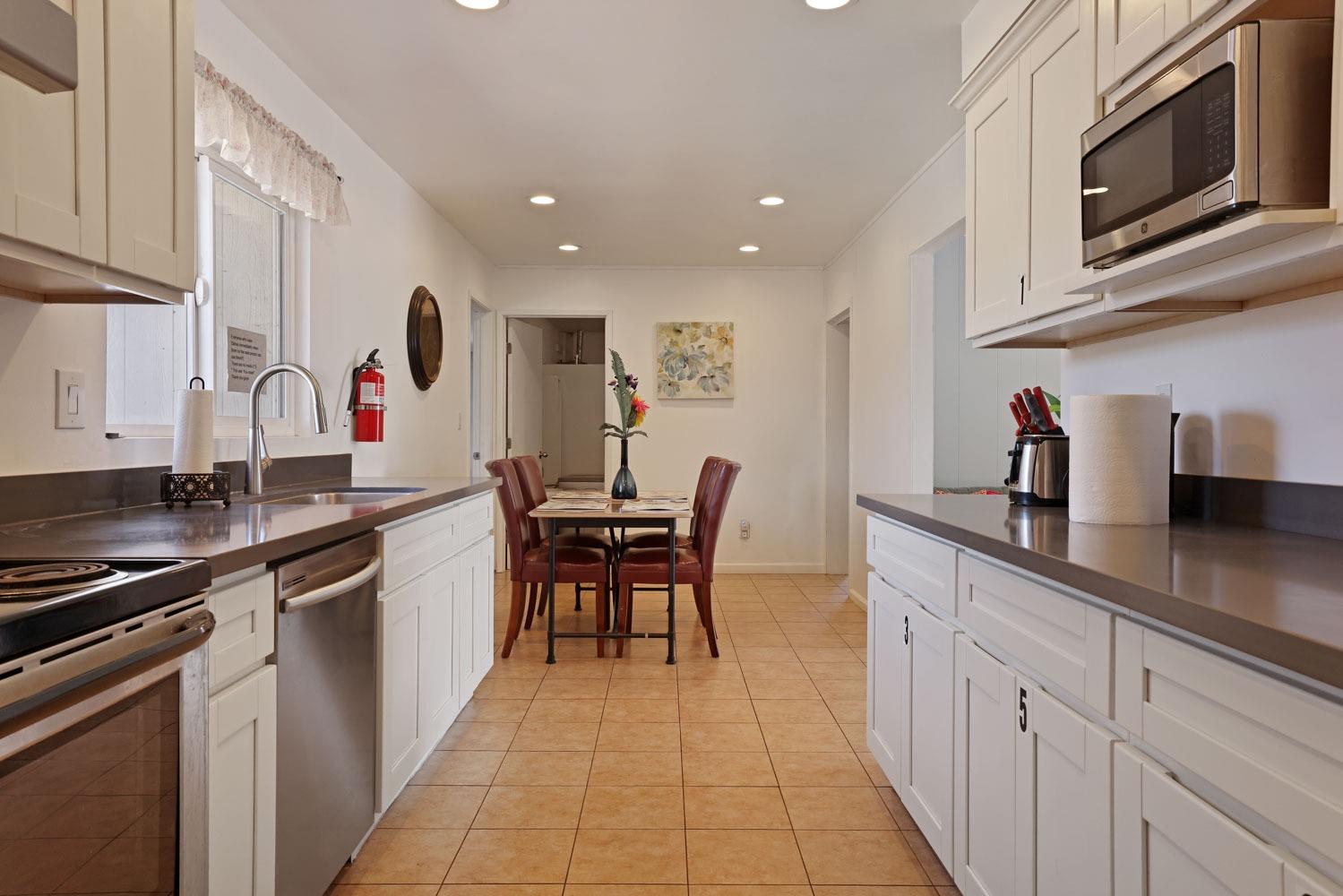 Detail Gallery Image 11 of 49 For 2300 Nancy Ln, Modesto,  CA 95350 - 3 Beds | 2 Baths