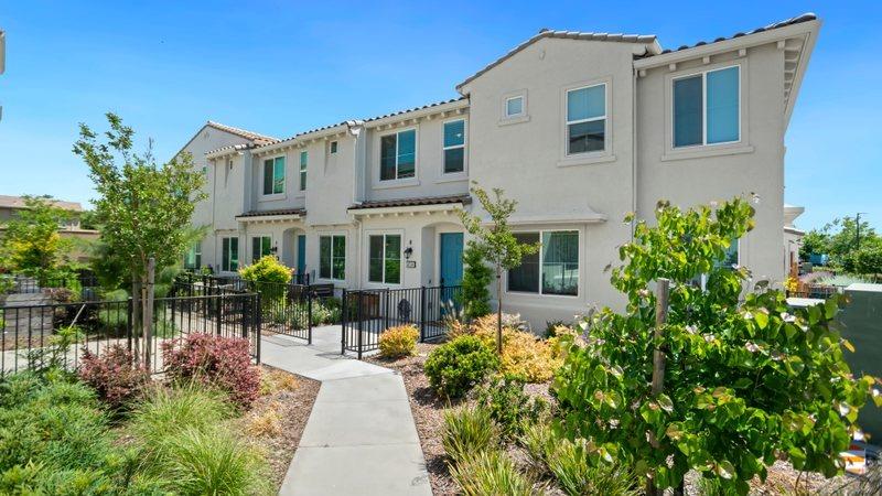 Detail Gallery Image 1 of 37 For 5301 E Commerce Way #64104,  Sacramento,  CA 95835 - 3 Beds | 2/1 Baths