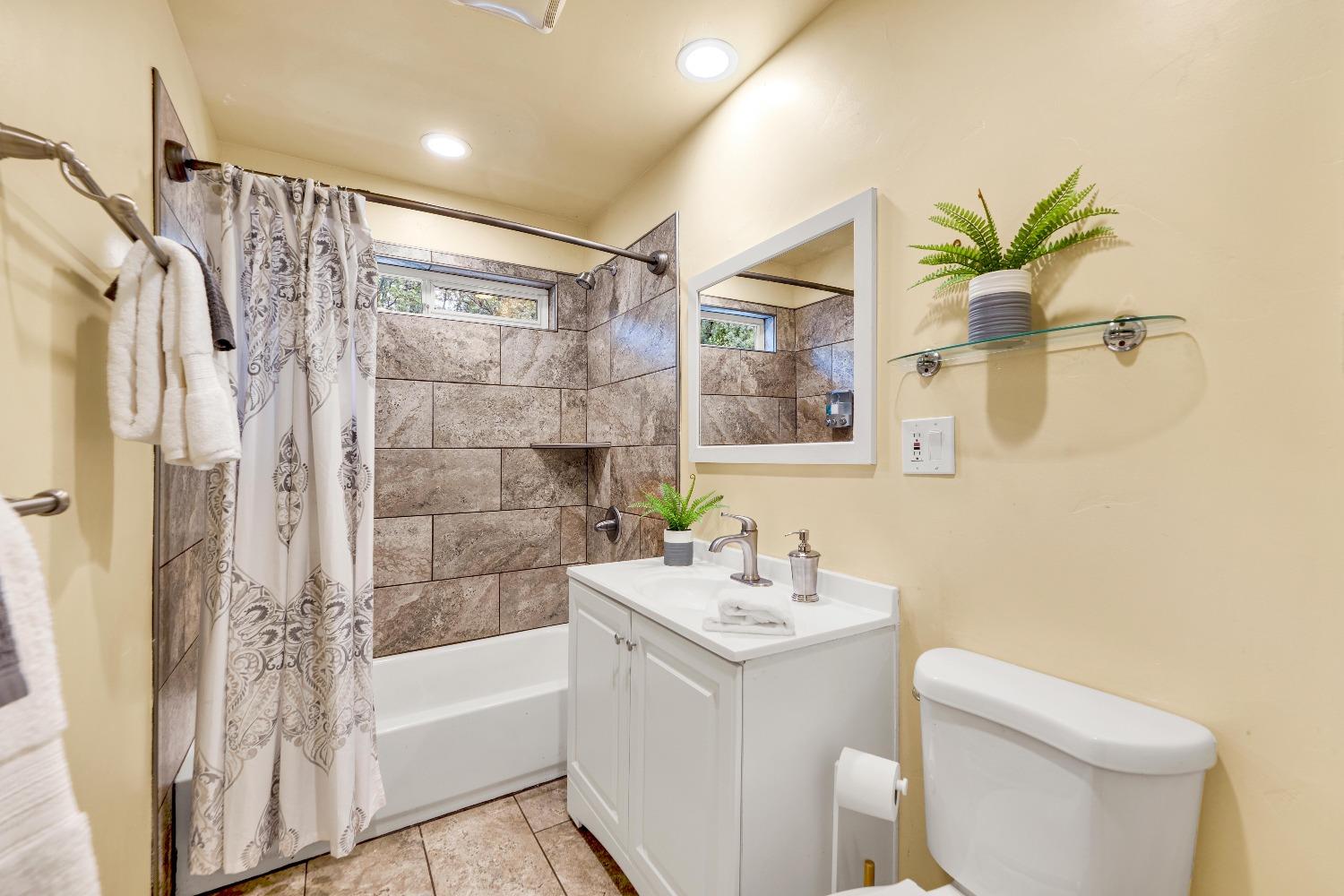 Detail Gallery Image 18 of 53 For 131 Gilbert Dr, Applegate,  CA 95703 - 3 Beds | 2 Baths