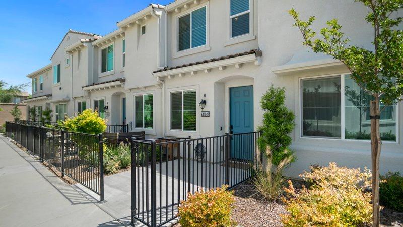 Detail Gallery Image 2 of 37 For 5301 E Commerce Way #64104,  Sacramento,  CA 95835 - 3 Beds | 2/1 Baths