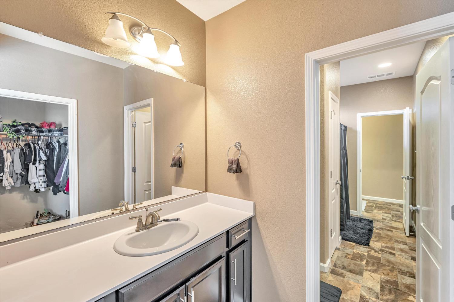Detail Gallery Image 44 of 53 For 814 Mono St, Manteca,  CA 95337 - 6 Beds | 4/1 Baths