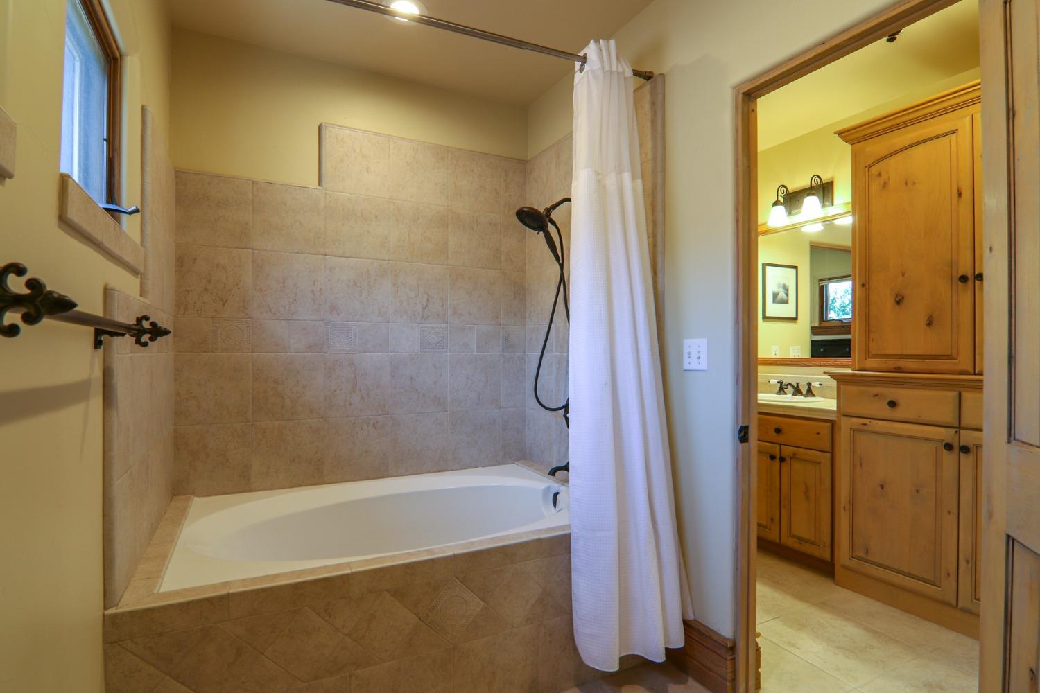 Detail Gallery Image 48 of 61 For 2375 Clubhouse Dr, Rocklin,  CA 95765 - 4 Beds | 3/1 Baths