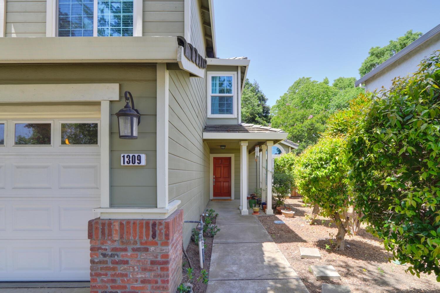 Detail Gallery Image 2 of 48 For 1309 Caceres Ct, Davis,  CA 95618 - 4 Beds | 2/1 Baths