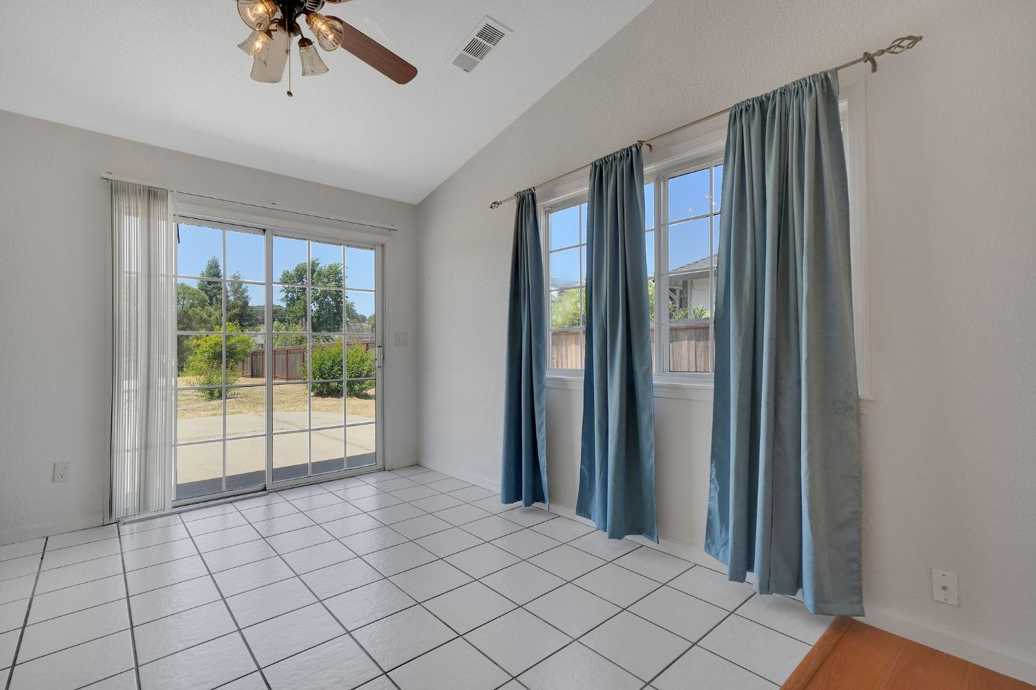Detail Gallery Image 5 of 27 For 2818 Heinemann Dr, Valley Springs,  CA 95252 - 3 Beds | 2 Baths