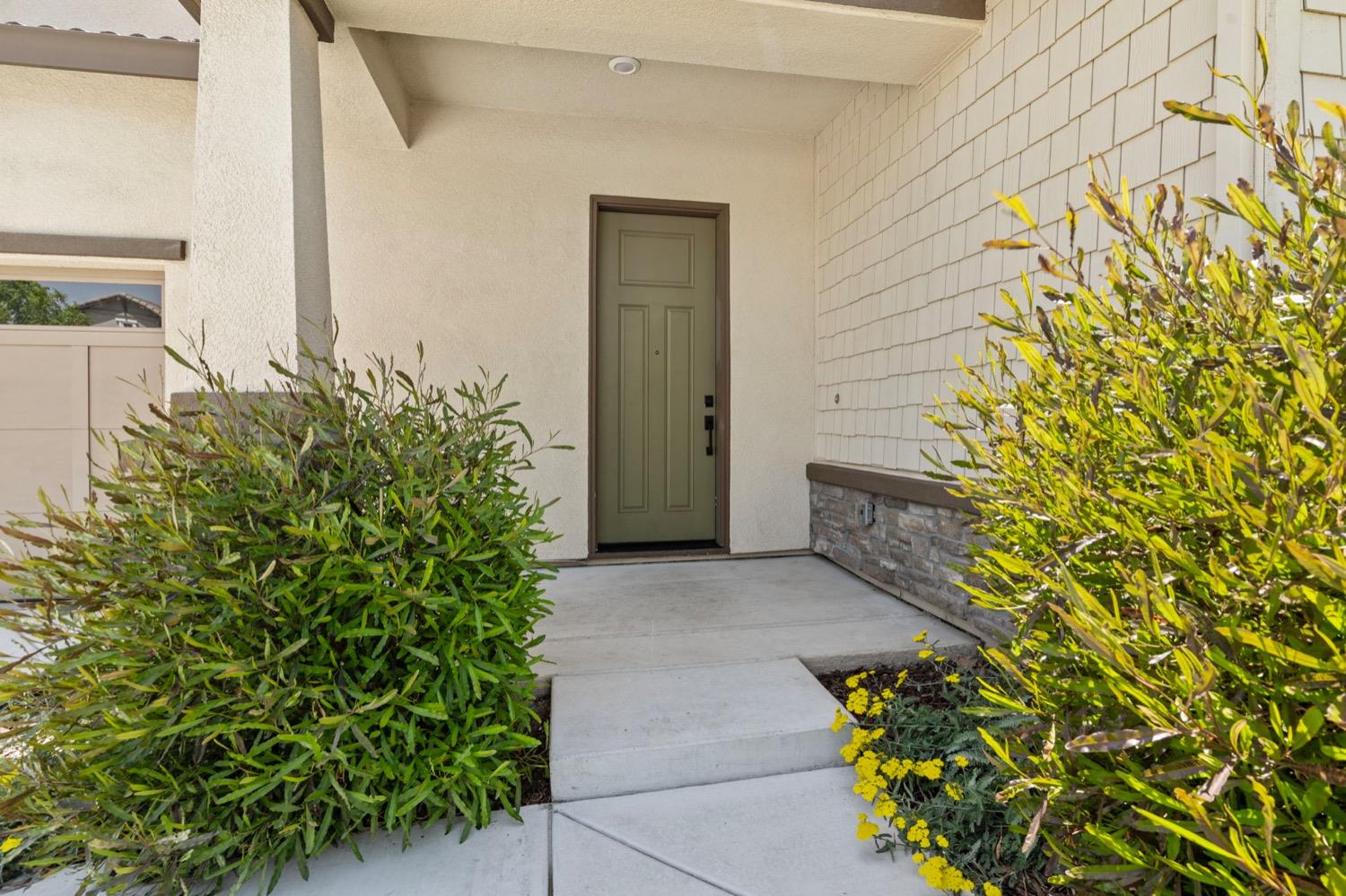 Detail Gallery Image 4 of 41 For 1620 Plumas Dr, Lathrop,  CA 95330 - 5 Beds | 3/1 Baths