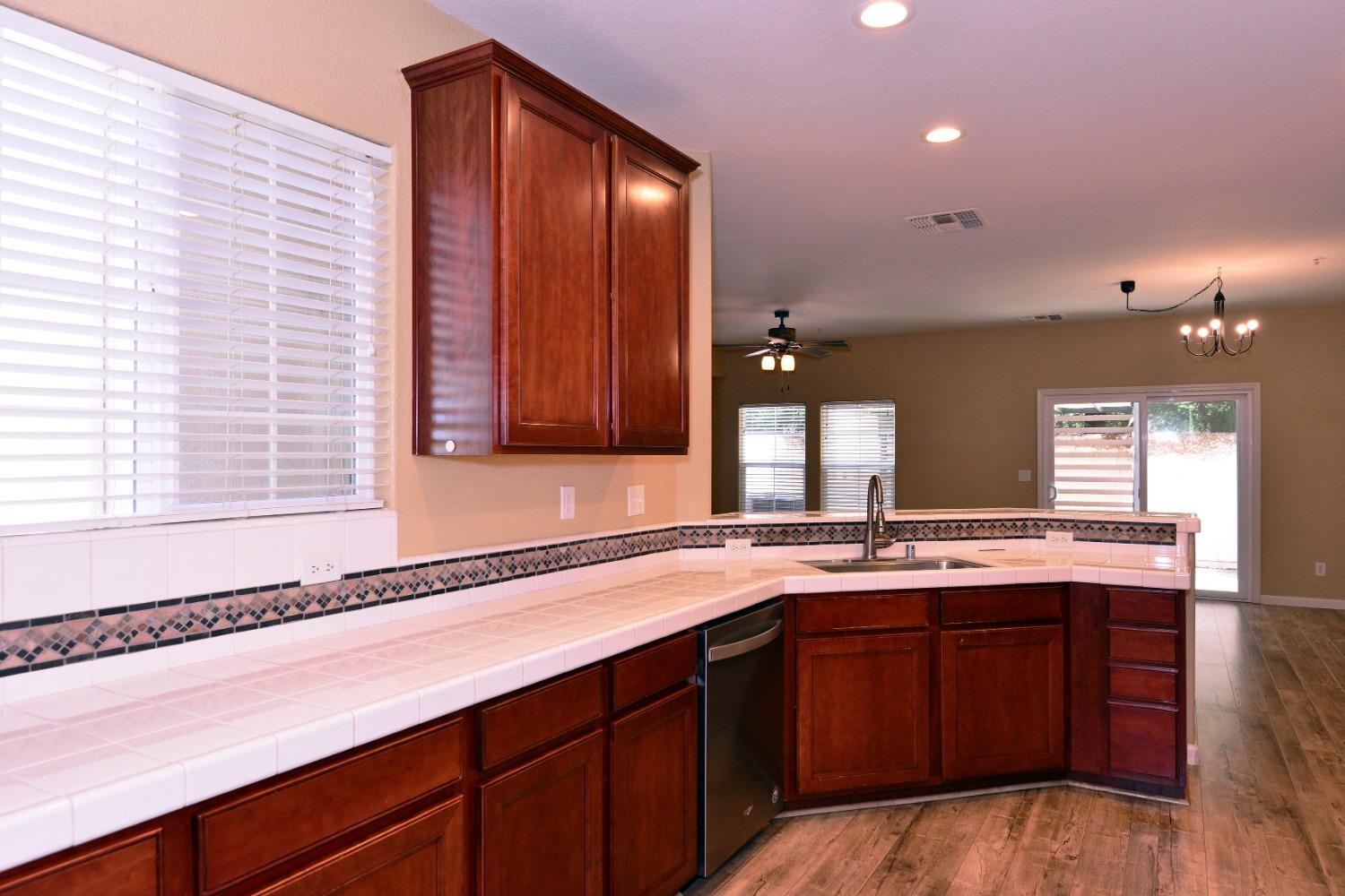 Detail Gallery Image 13 of 65 For 3301 N Park Dr #1415,  Sacramento,  CA 95835 - 3 Beds | 2/1 Baths