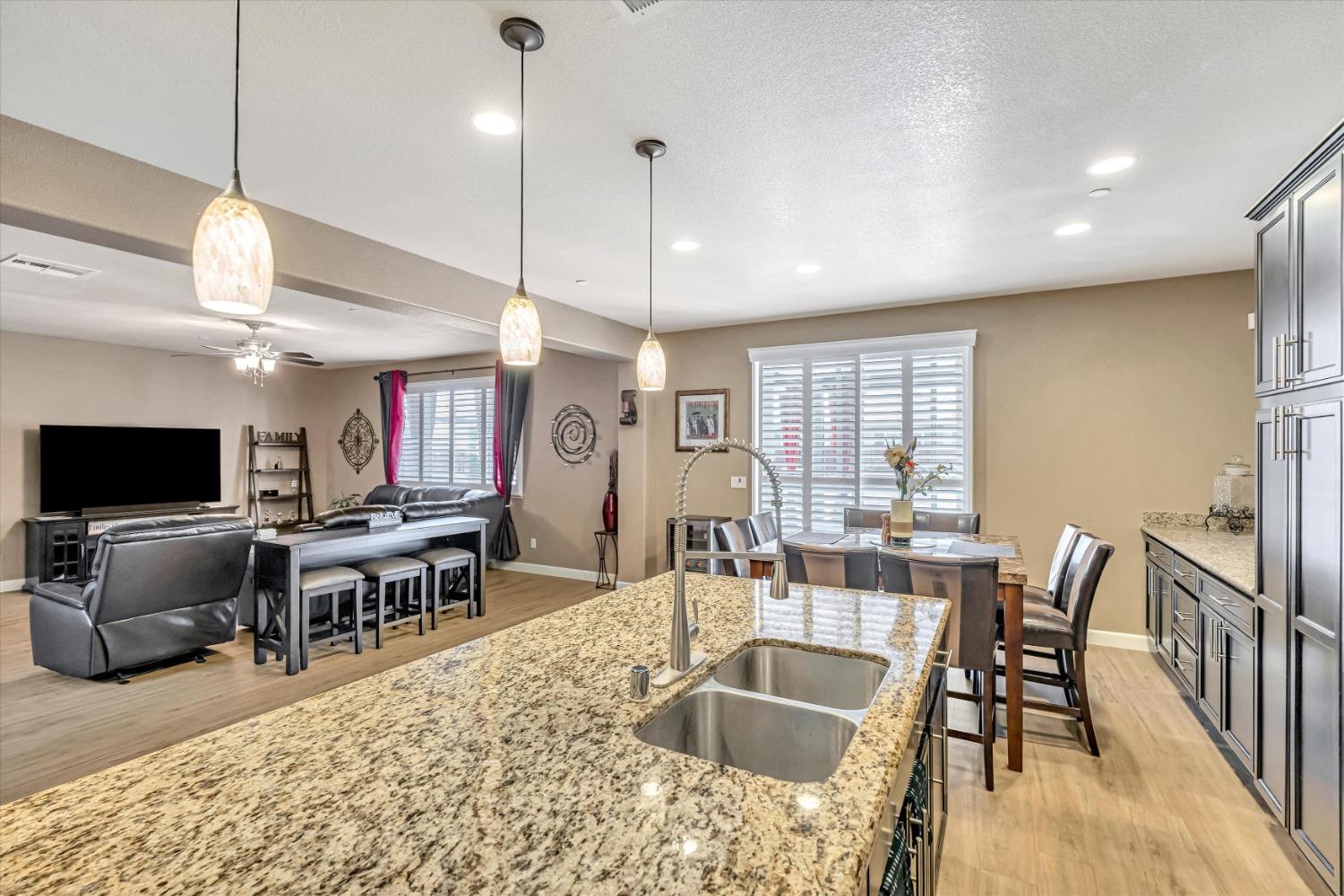 Detail Gallery Image 15 of 53 For 814 Mono St, Manteca,  CA 95337 - 6 Beds | 4/1 Baths